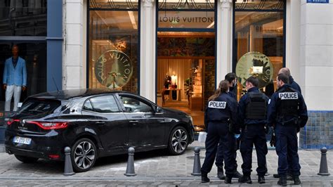 Une boutique Louis Vuitton cambriolée à la voiture